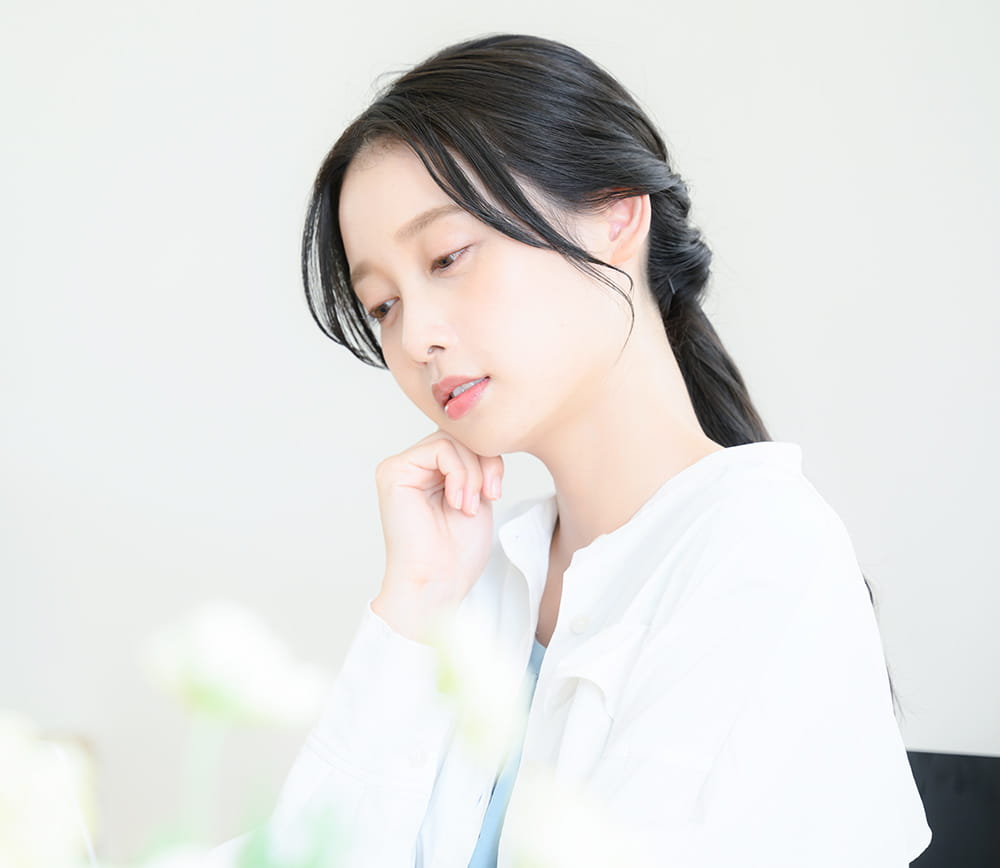 悩んでいる女性